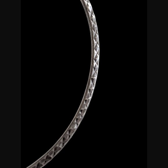 925 Sterling Silver Textured Diamond Pattern Size 8" 2mm Bangle Bracelet - Picture 4 of 12